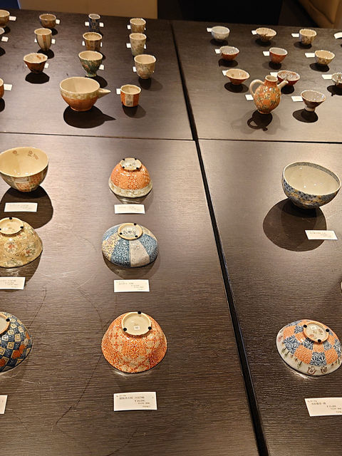 内田裕子陶展で展示された色鮮やかな絵付けの器