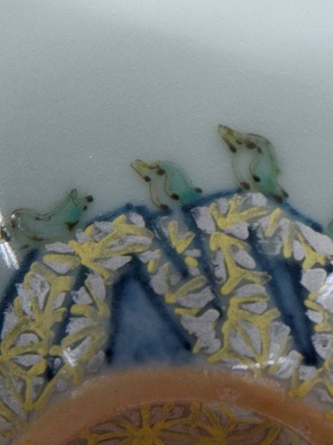 ぐい呑の内側に描かれた、金彩の氷山の上を歩くペンギンたち