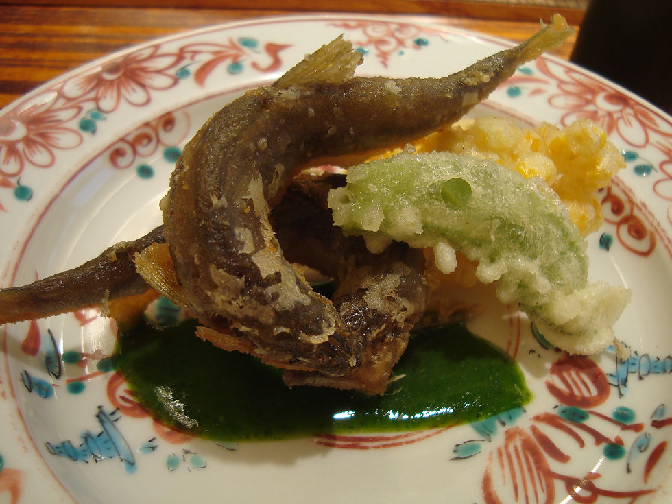赤い絵付けの染付皿に盛った、焼いた鮎と天ぷらと緑のソース(京都和久傳)