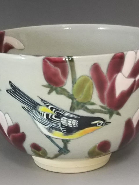 紫木蓮の枝に黄鶲(キビタキ)が止まる絵付けの茶碗、外側