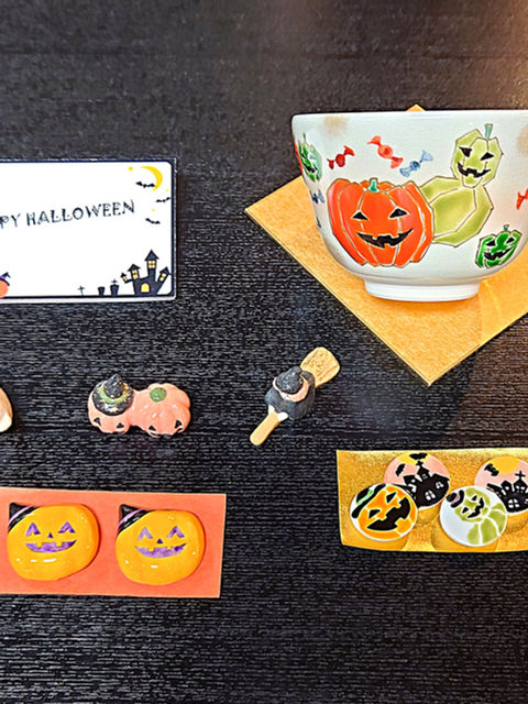 かぼちゃ柄の抹茶茶碗とハロウィンの小物たち