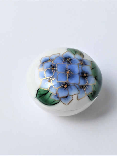 青い紫陽花を金彩で描いた、丸い白磁の蓋物
