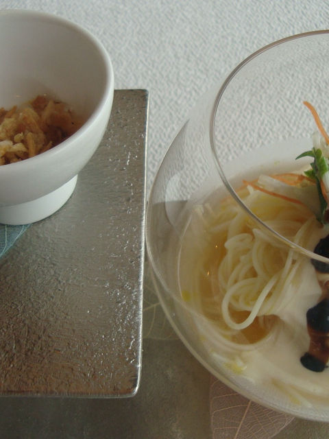 角皿に白い器と葉形の飾りを添えた、ガラスの器に盛った冷たい麺料理