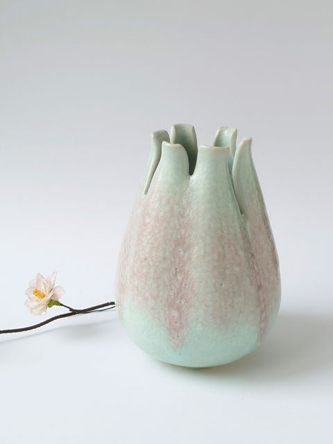 淡いピンクと緑のグラデーションが美しい花の蕾のような形をした花器