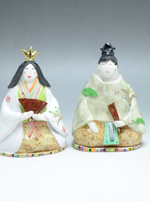 金の冠の女雛と烏帽子の男雛、陶製のニコニコ顔のお雛様一対