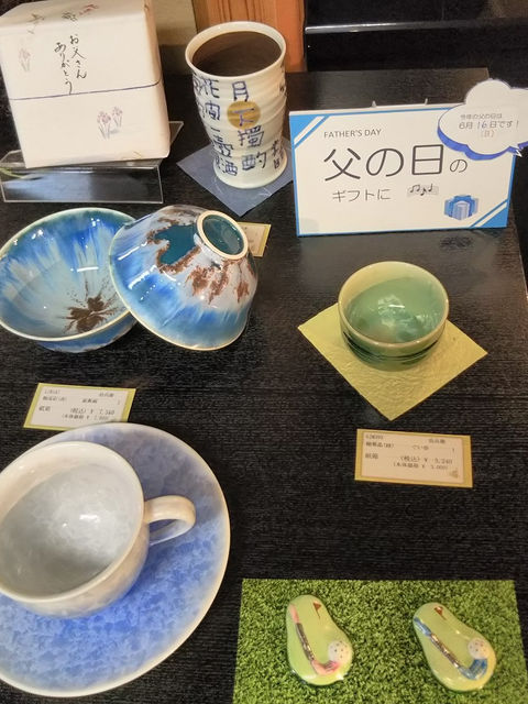 父の日のギフト展示。結晶釉の碗、青いカップ&ソーサー、箸置きを並べた様子