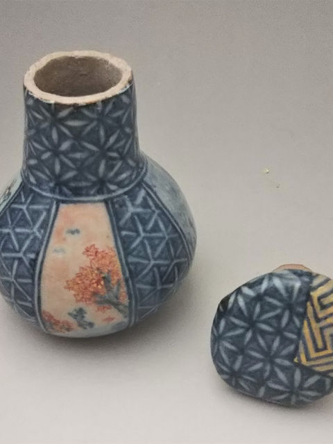 蓋を外した汁注。紅葉の絵と、金色の文様の蓋を横に置く