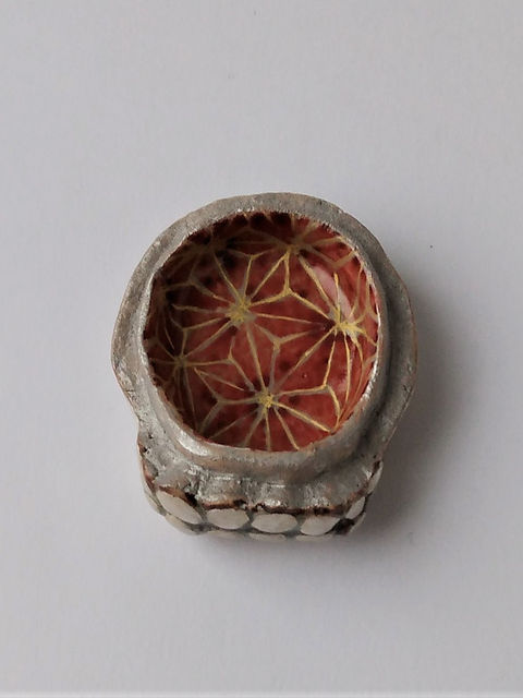 香合の身の内側、麻の葉模様の赤い絵付け