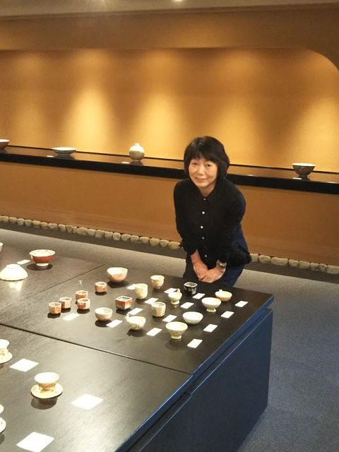 陶展の会場で作品の前に立つ内田裕子さん
