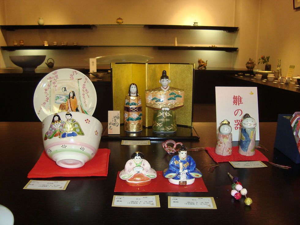 雛人形や雛の器を飾ったひな祭りの展示台