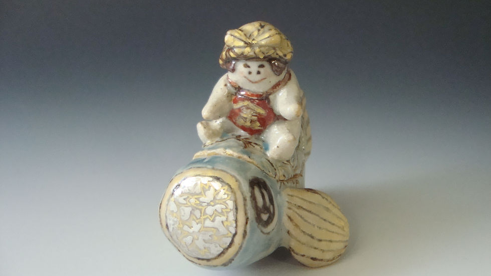 鯉のぼりにまたがる金太郎の香合を正面から見たところ