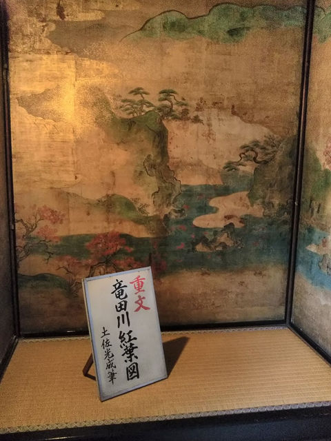 重文「竜田川紅葉図」の襖絵。手前に説明札を置く