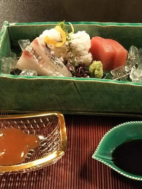 はり清の刺身。緑の角鉢に鯛やマグロを盛り、小皿を添えて