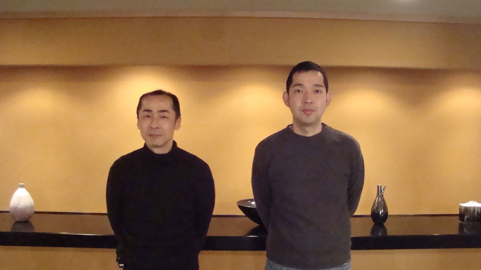 ホテルの壁を背に並んで立つ木村展之さんと宜正さん