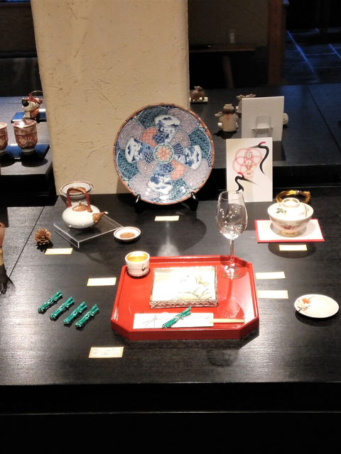 染付の大皿や赤盆、箸置を飾った迎春の展示台