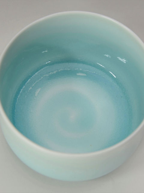 抹茶碗の内側、見込みに水色の釉がたまる青磁