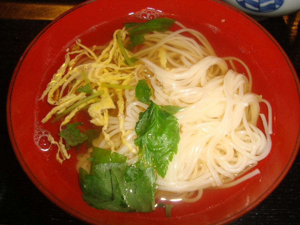 赤い漆の椀に入った素麺と錦糸卵、青菜