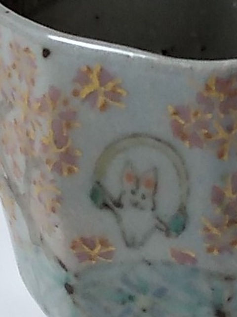 桜の枝の下、月の輪の中のうさぎが描かれたぐい呑のアップ