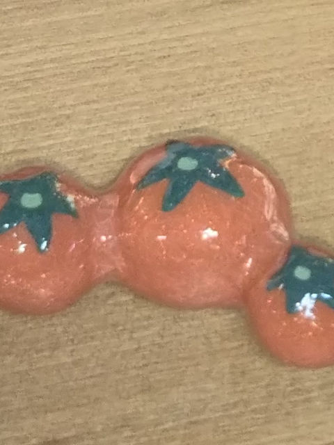 三つ連なったトマトの形の陶製の箸置き