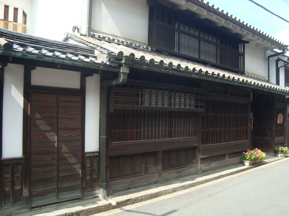 瓦屋根と格子が続く今井町の町家の通り