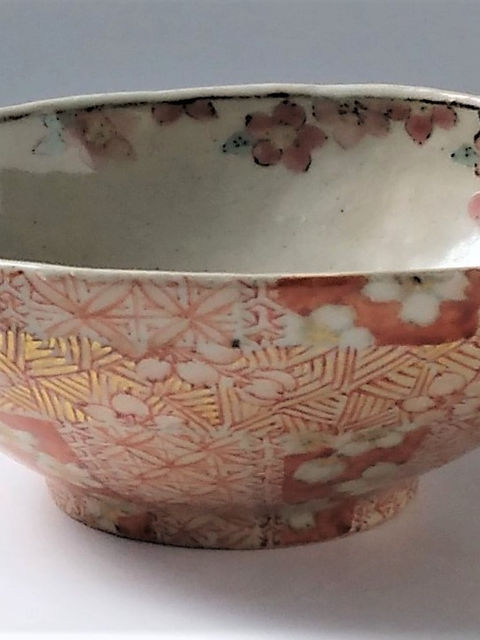 赤と金の細かな模様に白い桜をあしらった、楕円形の鉢