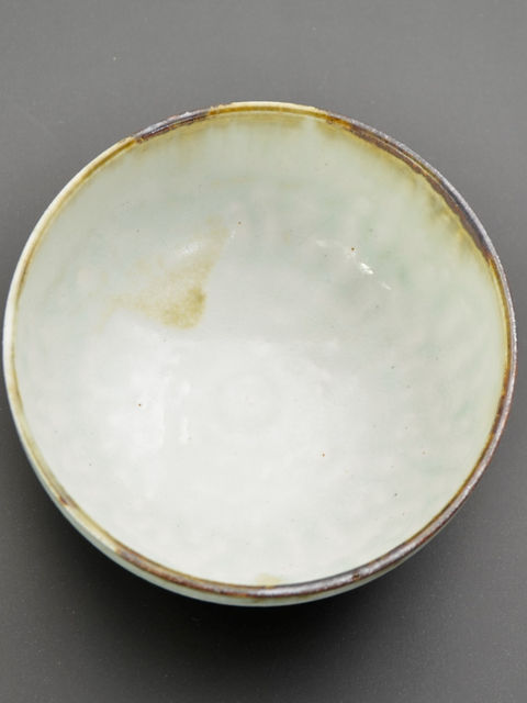 白い貫入の飯碗を真上から見た内側