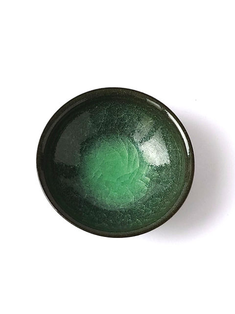 幻想的な深い緑色のぐい吞を真上から見た様子