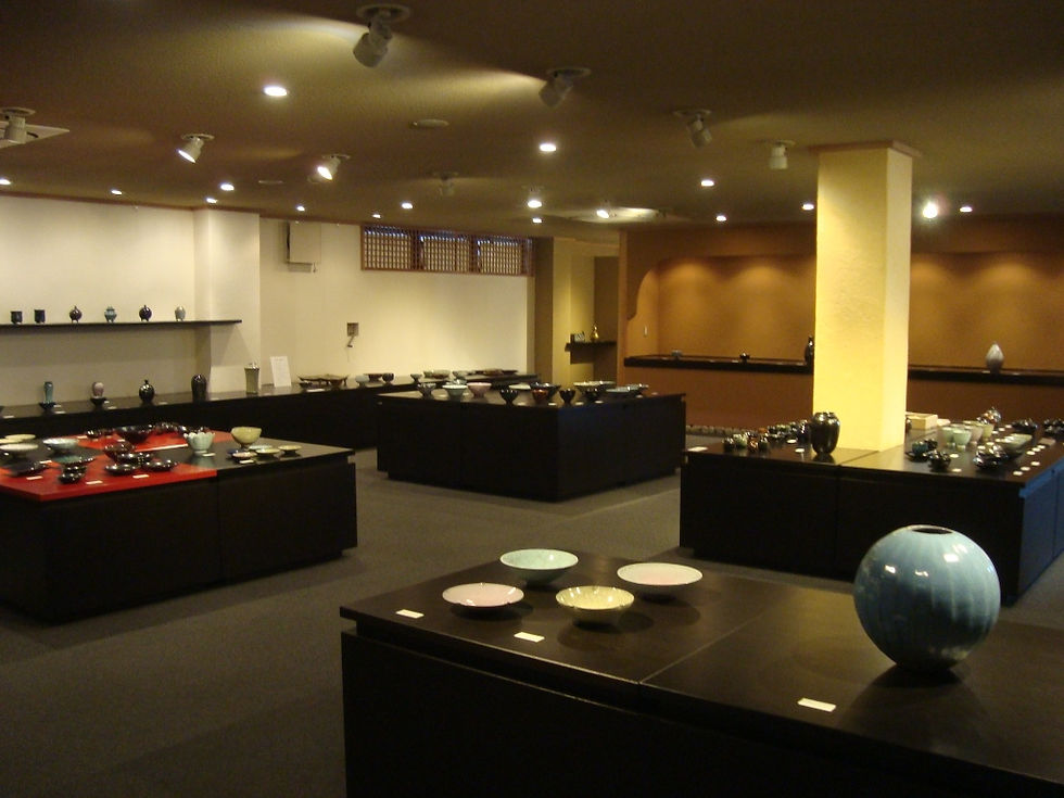 陶二人展の展示室。台の上に茶盌や皿が並ぶ