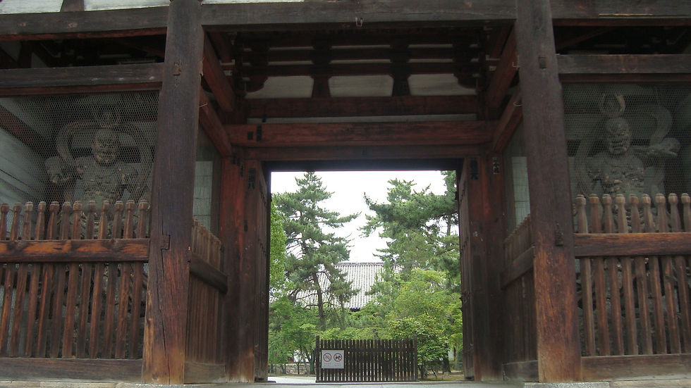 両脇に仁王像が立つ、広隆寺の山門
