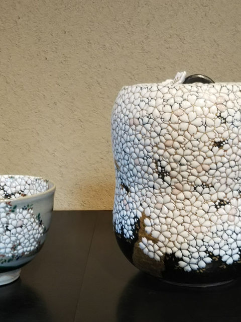 桜図の茶碗と水指。白い桜の花びらを敷き詰めた絵付け