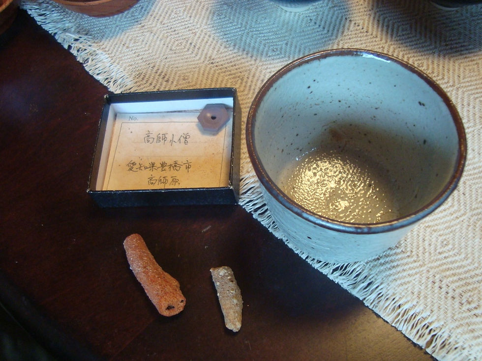 高師小僧の標本の箱と、淡い釉薬の湯呑