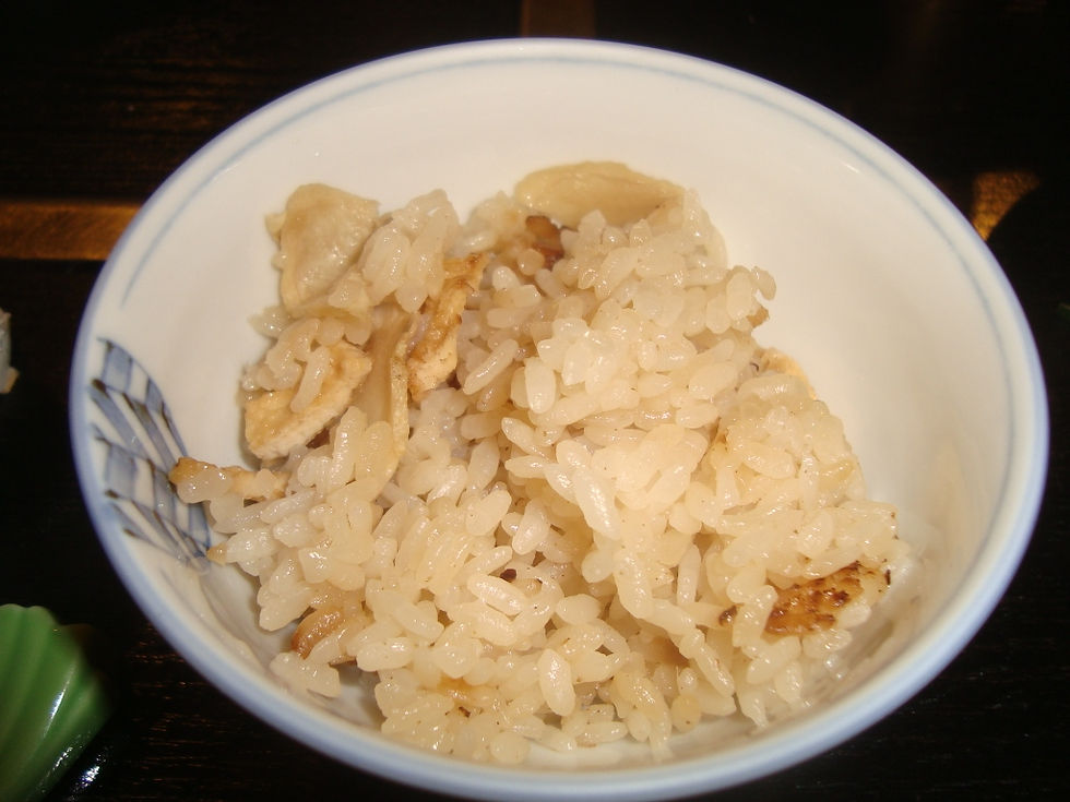 染付の小ぶりな碗に盛った炊き込みご飯