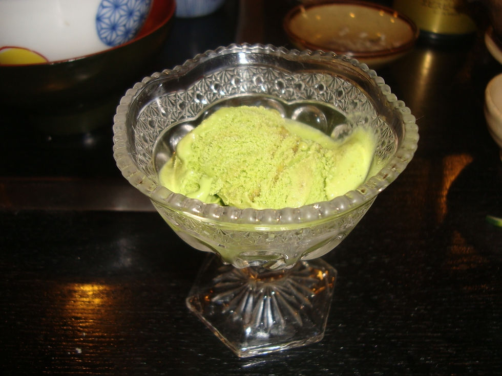 ガラスの脚付き器に盛った抹茶アイス