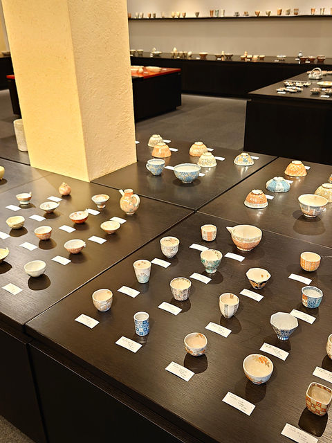 内田裕子陶展の会場に並ぶ色鮮やかな陶磁器の作品