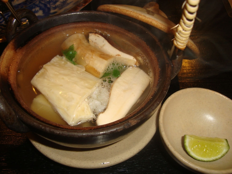 蓋を開けた土鍋の中の松茸と湯葉のお椀