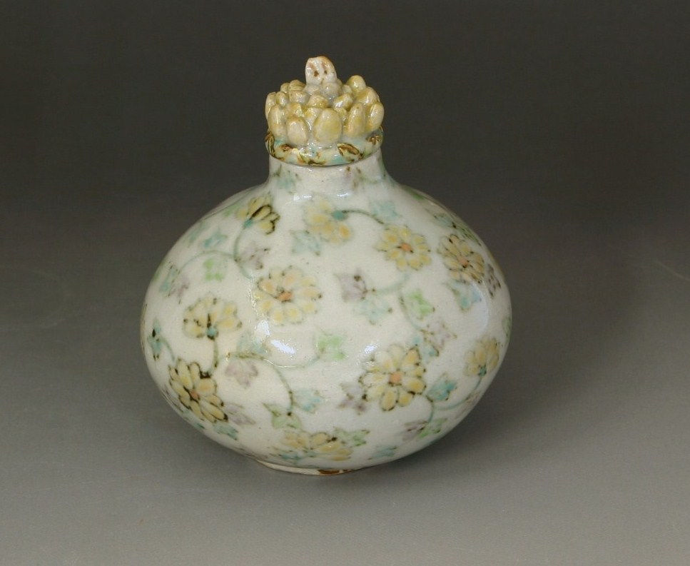 黄色い花の絵付けをした丸い器と、兎がのる菊の形の蓋
