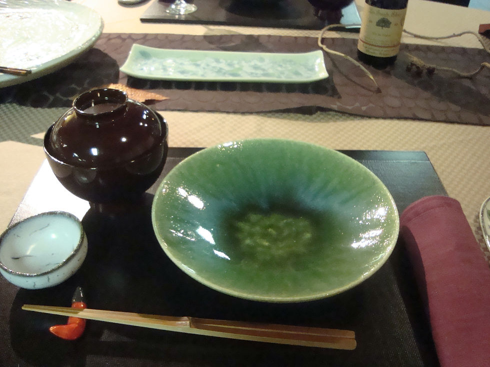 黒い盆に深緑の鉢・漆の汁椀・箸置きを並べた、秋の食卓の器の展示