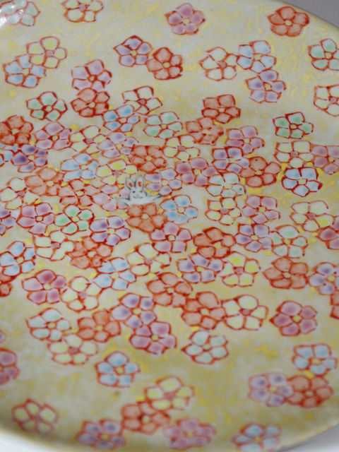 黄色の地に赤や水色の小花を描いたうさぎのダンスの大皿、見込み