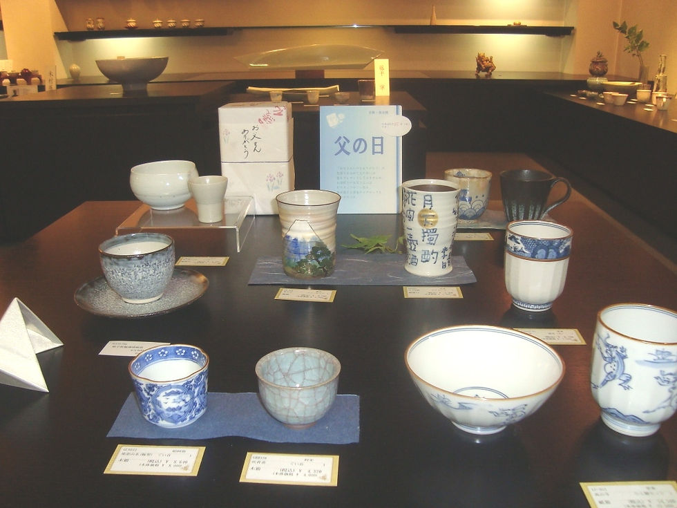 父の日の贈り物として染付の湯呑や茶碗を並べたギャラリーの展示