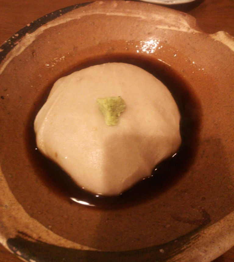 茶色の器に盛った蕎麦がきと、中央のわさび