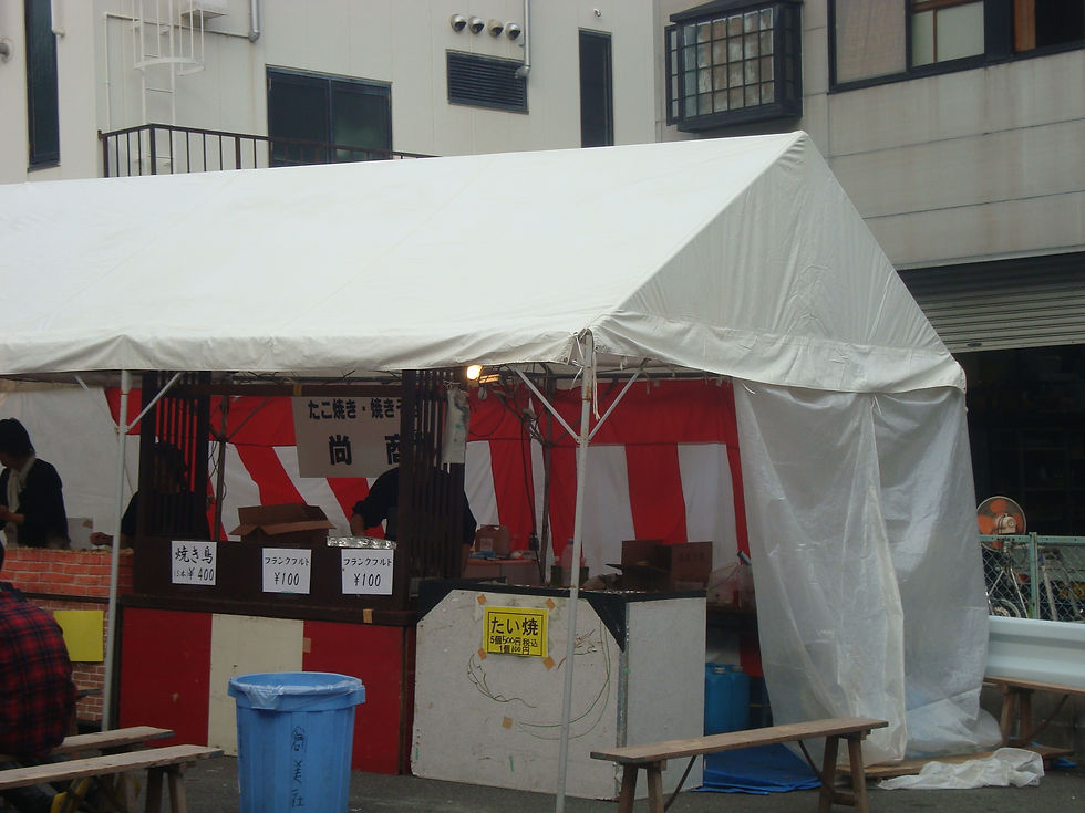紅白幕を張り、焼きそばなどを売る郷まつりの屋台テント