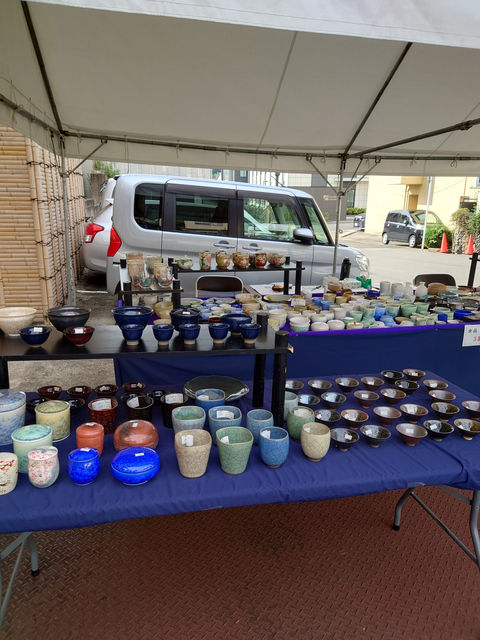 郷まつりで販売されている色とりどりの陶器の器