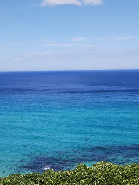 帰省先の海。青からエメラルド色に変わる海と空