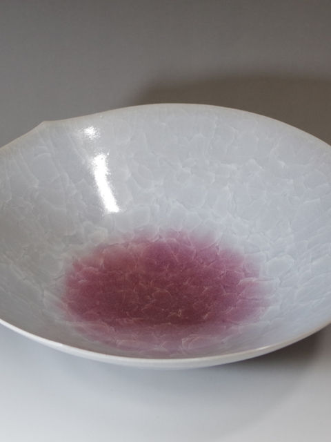 白い結晶釉に中央が桃色にぼかした桃花瓷の鉢