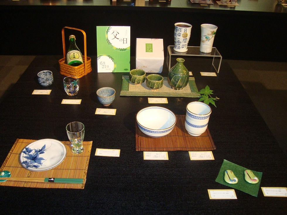 「父の日」の札を添えて緑釉のぐい呑や染付の碗、徳利などを並べた展示台