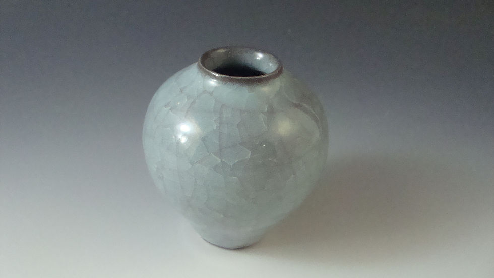 細かな貫入が入った、薄青い青磁の茶入れ(蓋を外した状態)