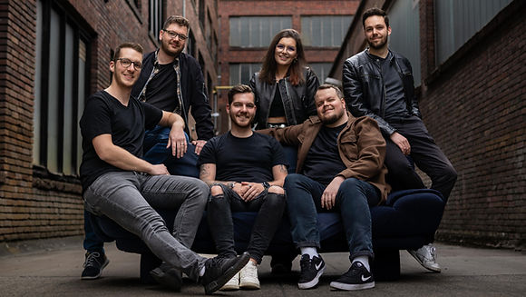 Gruppenfoto von allen Mitgliedern der Band