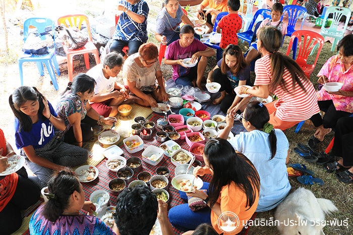 ชาวบ้านนั่งกินข้าว
