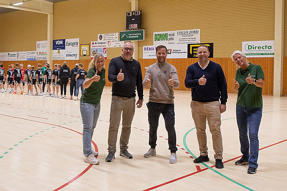 Sparebankstiftelsen Askim og Skiptvet IL åpnet Skiptvehallen for deltakere i Smaalenene Cup i helgen. Bjørnar Skjørtvedt, Fredrik Aamodt Dahl og Pål Gunnar Svartedal i idrettslaget flankeres av Lill Anita Strand og Hege Spenning fra Sparebankstiftelsen Askim. Foto: Gro Anette Nilsen