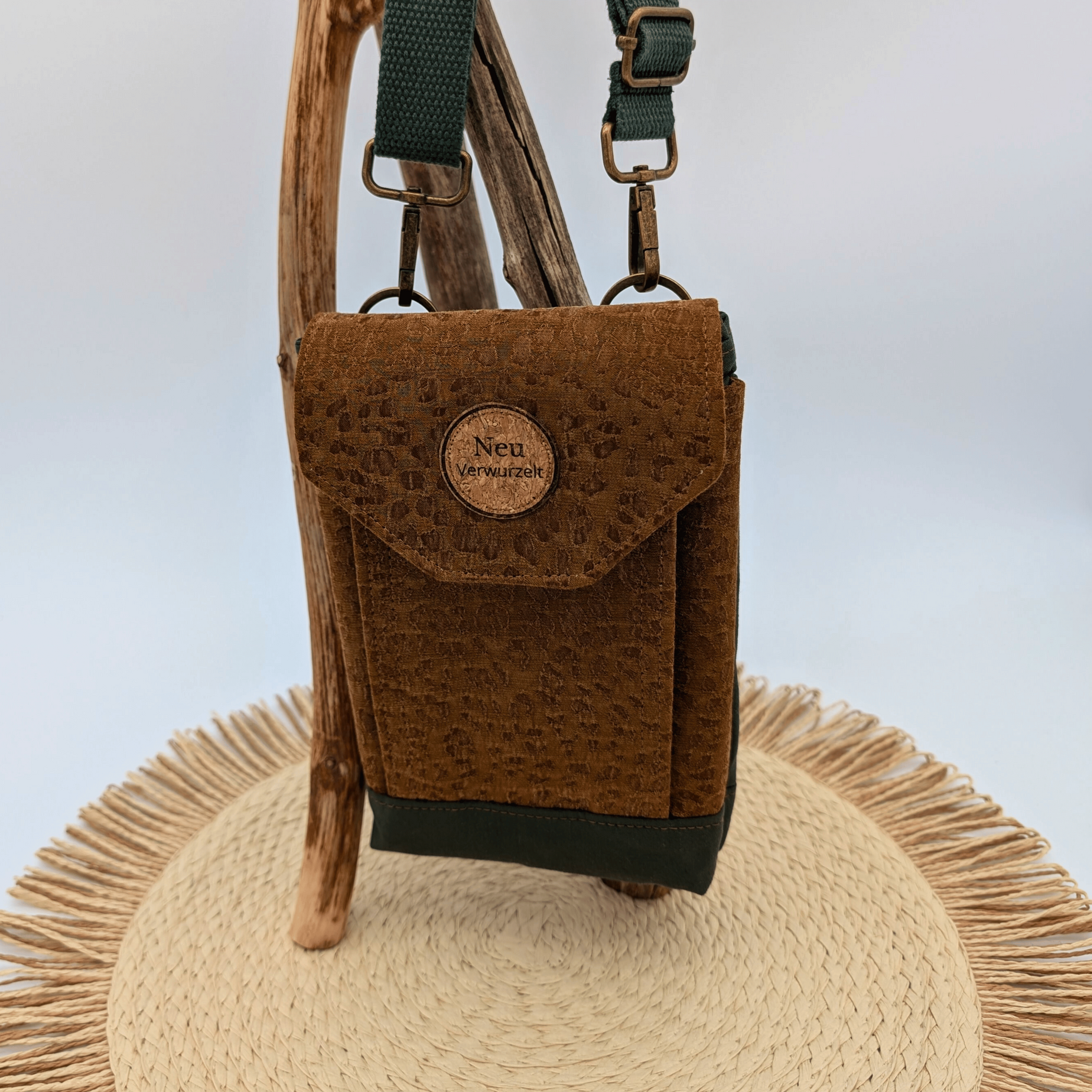 Nachhaltige Handytasche "Amber Elegance" mit Jacquard-Klappe und dunkelgrünem Bio-Baumwollstoff, Vorderansich